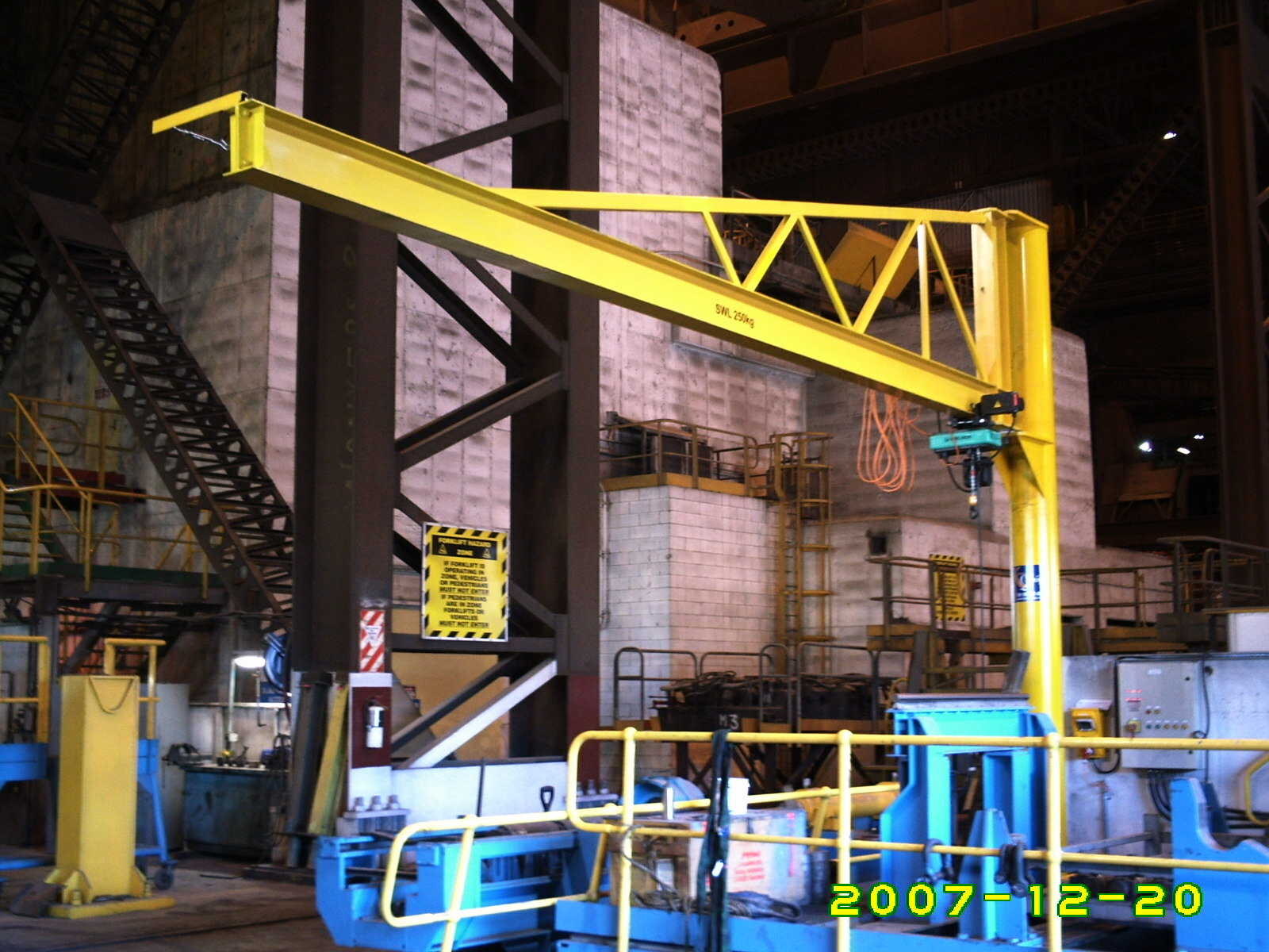 250kg jib crane installed in an industrial facility by a lifting equipment manufacturer